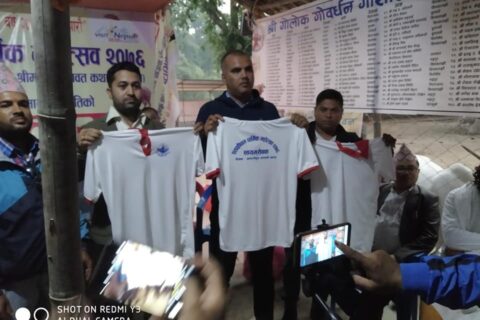धार्मिक महोत्सव कोटीहोम महायज्ञ २०७६ लाई २०० थान स्वयंसेवक टिसर्ट हस्तान्तरण गरिदै ।